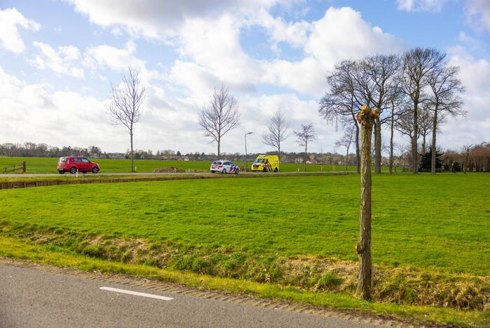 Brommerrijder rijdt rechtdoor de sloot in