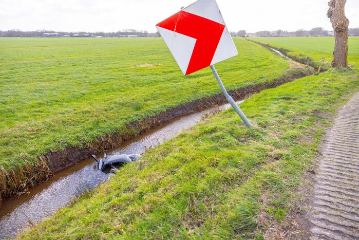 Brommerrijder rijdt rechtdoor de sloot in