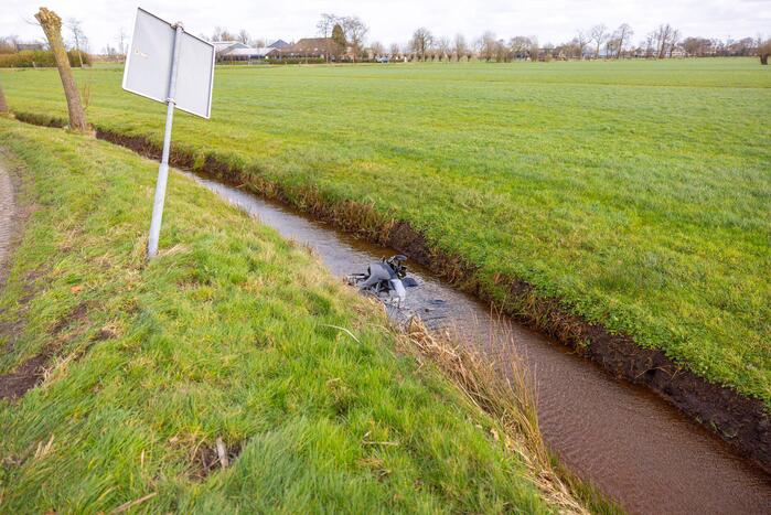 Brommerrijder rijdt rechtdoor de sloot in