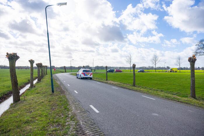 Brommerrijder rijdt rechtdoor de sloot in