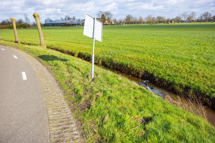 Brommerrijder rijdt rechtdoor de sloot in