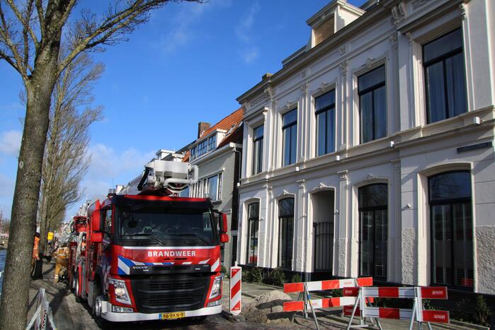 Raamkozijn uit dakgoot gehaald na storm