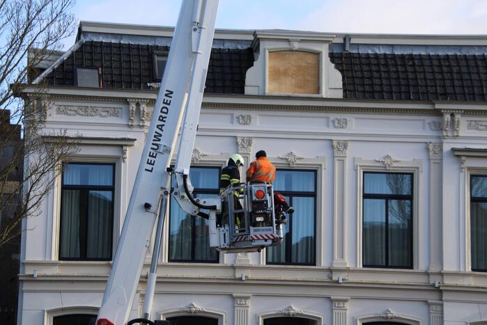 Raamkozijn uit dakgoot gehaald na storm