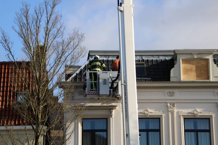 Raamkozijn uit dakgoot gehaald na storm