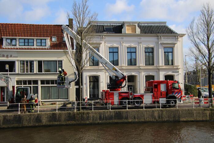 Raamkozijn uit dakgoot gehaald na storm