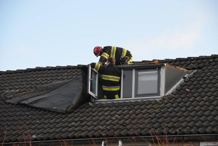 Dakbedekking waait van dakkapel