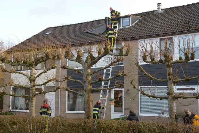 Dakbedekking waait van dakkapel