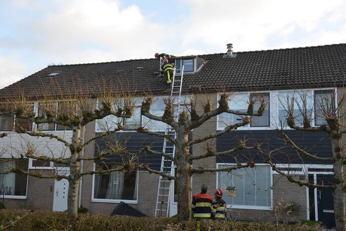 Dakbedekking waait van dakkapel