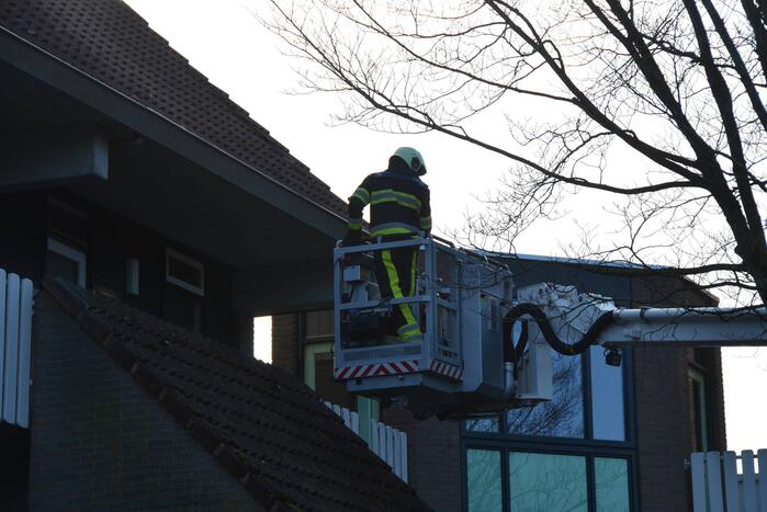 Brandweer verwijdert losse dakpannen