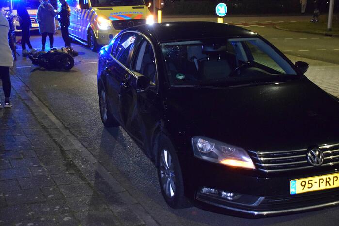 Schade na ongeval tussen auto en scooter