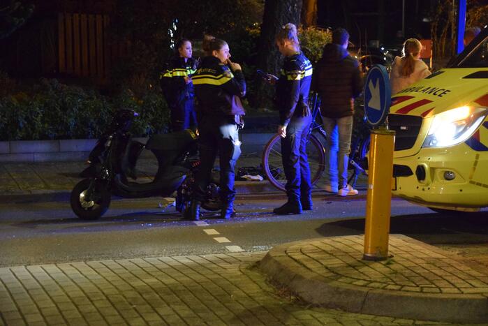 Schade na ongeval tussen auto en scooter