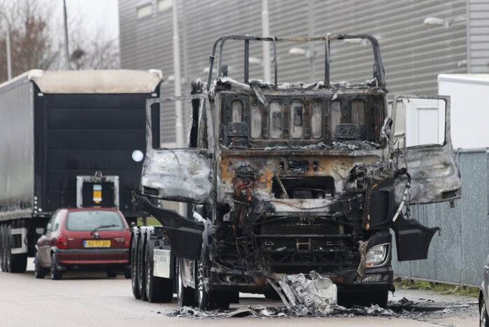 Twee geparkeerde vrachtwagens in brand
