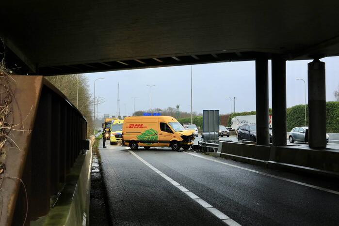 Bestelbus crasht tegen RIMOB