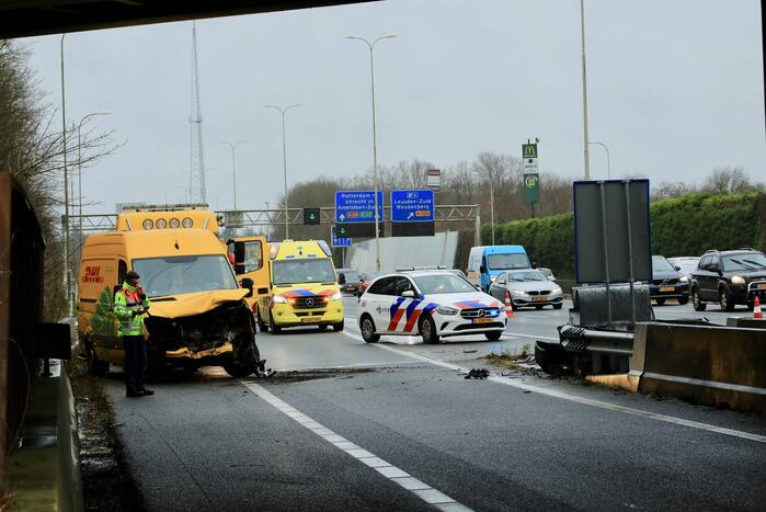 Bestelbus crasht tegen RIMOB