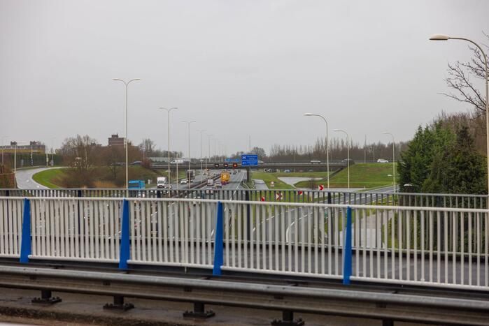 Bestelbus crasht tegen RIMOB