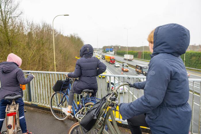 Bestelbus crasht tegen RIMOB