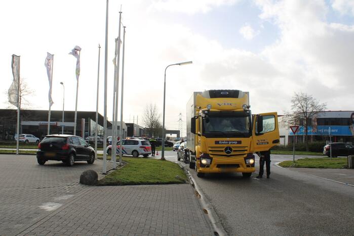 Auto rijdt tegen zijkant van vrachtwagen