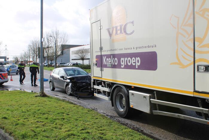 Auto rijdt tegen zijkant van vrachtwagen