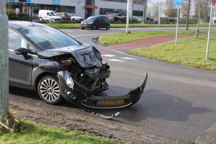 Auto rijdt tegen zijkant van vrachtwagen