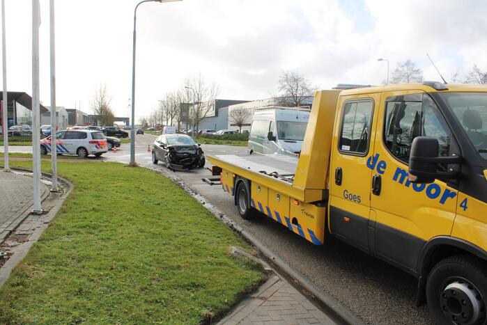 Auto rijdt tegen zijkant van vrachtwagen