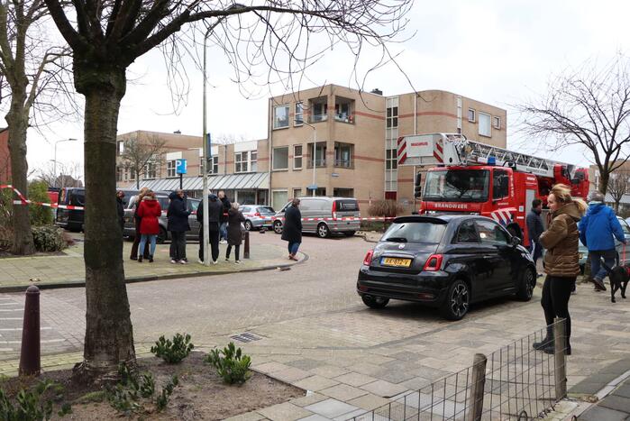 Dakbedekking van flat waait over auto's en lantaarnpalen