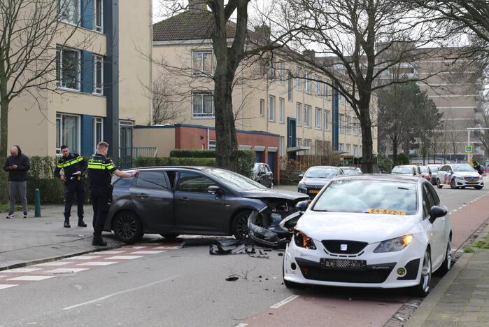 Veel schade na ongeval tussen twee voertuigen