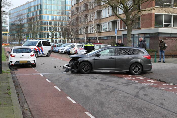 Veel schade na ongeval tussen twee voertuigen