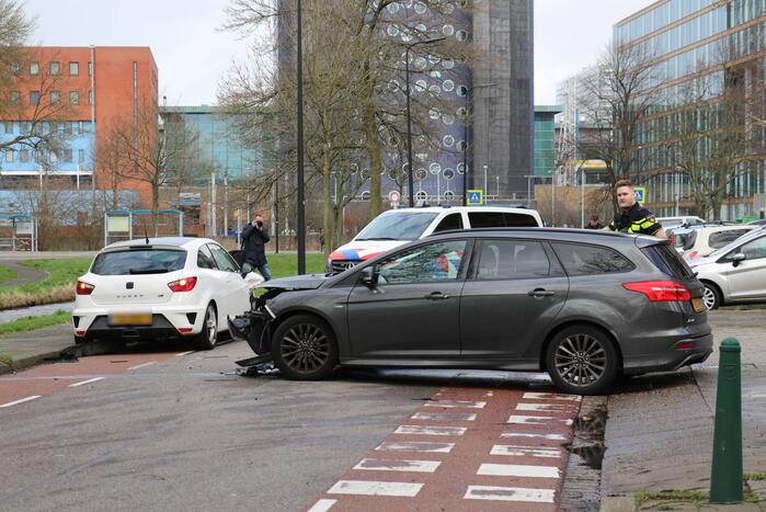 Veel schade na ongeval tussen twee voertuigen