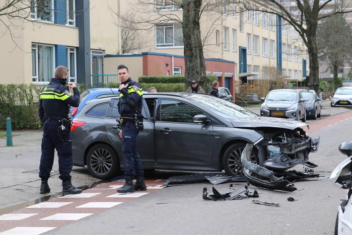 Veel schade na ongeval tussen twee voertuigen