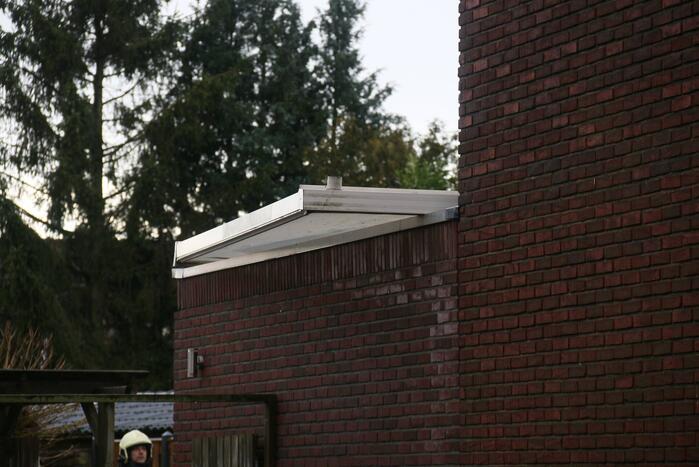 Overkapping van woning laat los door harde wind