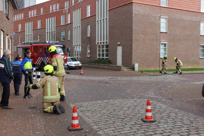 Glasplaten waaien uit pand