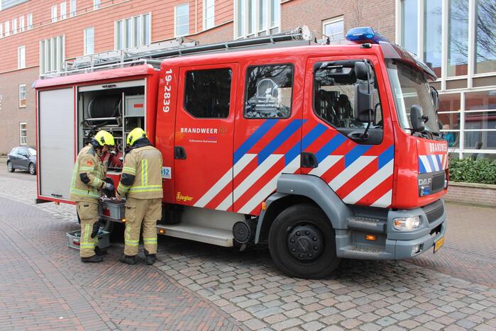 Glasplaten waaien uit pand