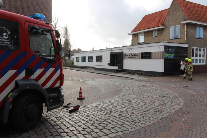 Glasplaten waaien uit pand