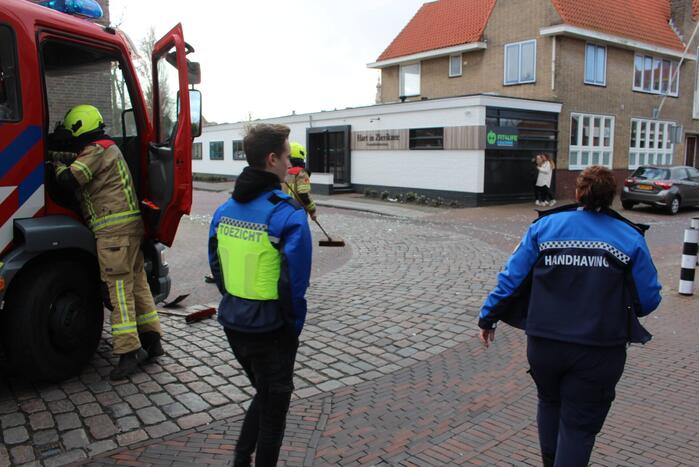 Glasplaten waaien uit pand