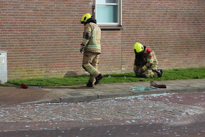 Glasplaten waaien uit pand