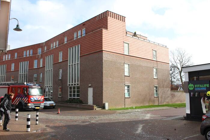 Glasplaten waaien uit pand