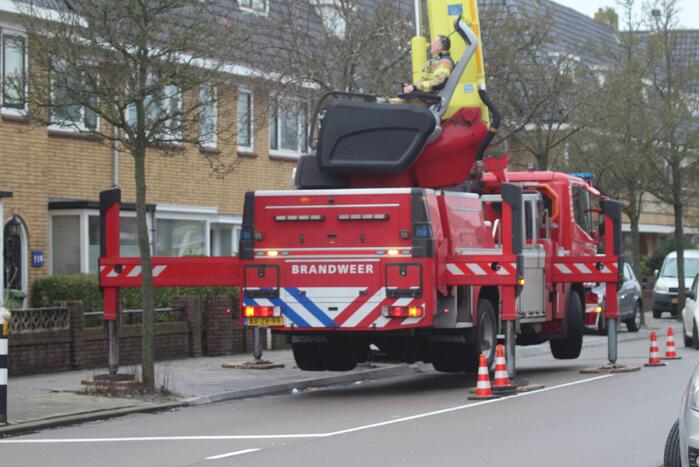 Brandweer zet loszittende dakpannen vast