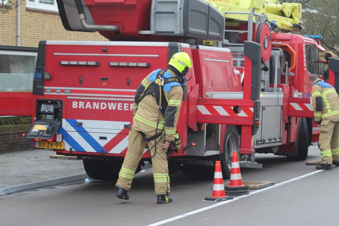 Brandweer zet loszittende dakpannen vast