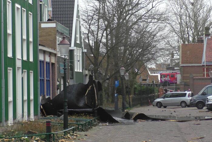 Losgewaaid dak raakte meerdere woningen
