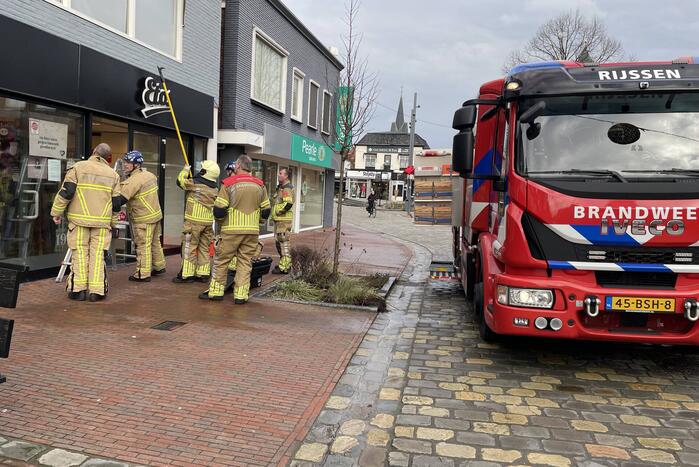 Gevelplaten van winkel laten los door harde wind