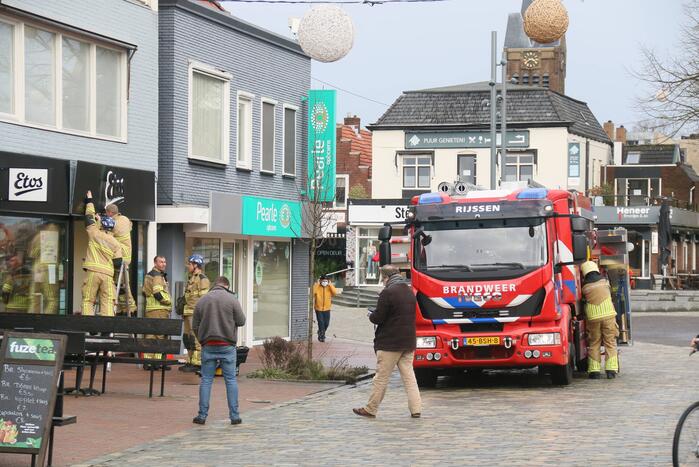 Gevelplaten van winkel laten los door harde wind