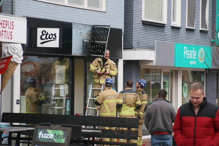 Gevelplaten van winkel laten los door harde wind