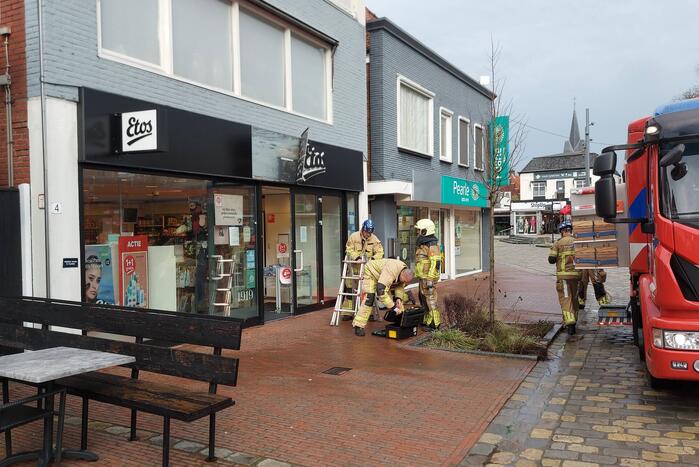 Gevelplaten van winkel laten los door harde wind