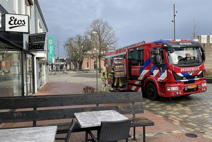Gevelplaten van winkel laten los door harde wind