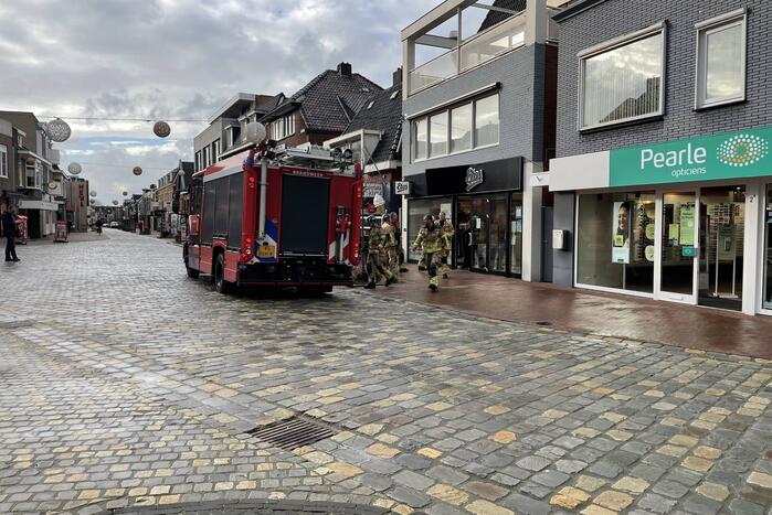Gevelplaten van winkel laten los door harde wind