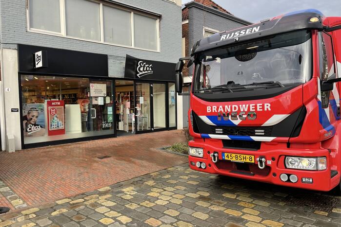 Gevelplaten van winkel laten los door harde wind