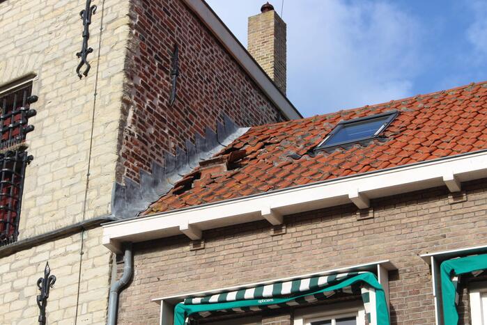 Dakpannen waaien van woning