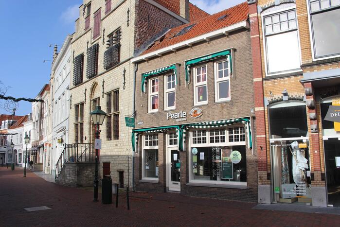 Dakpannen waaien van woning