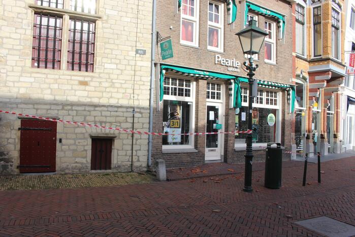 Dakpannen waaien van woning