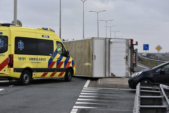 Bestelbus en vrachtwagen waaien om door storm Eunice